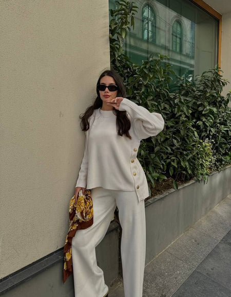 Ensemble chic en maille à boutons dorés