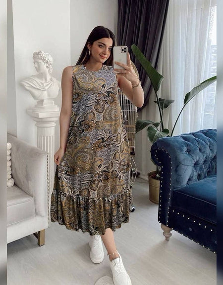 La robe sans manche longue : l'élégance à l'état pur