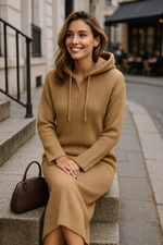 Robe Pull Longue Noire à Capuche – Élégance et Confort Urbain