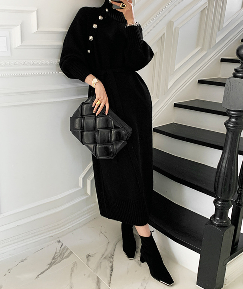 Robe  – Col Montant, Boutons Dorés & Ceinture