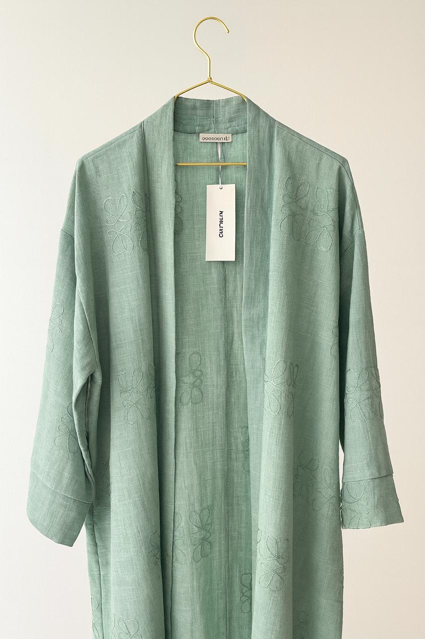 Kimonos Brodés en Couleurs – L’élégance au naturel